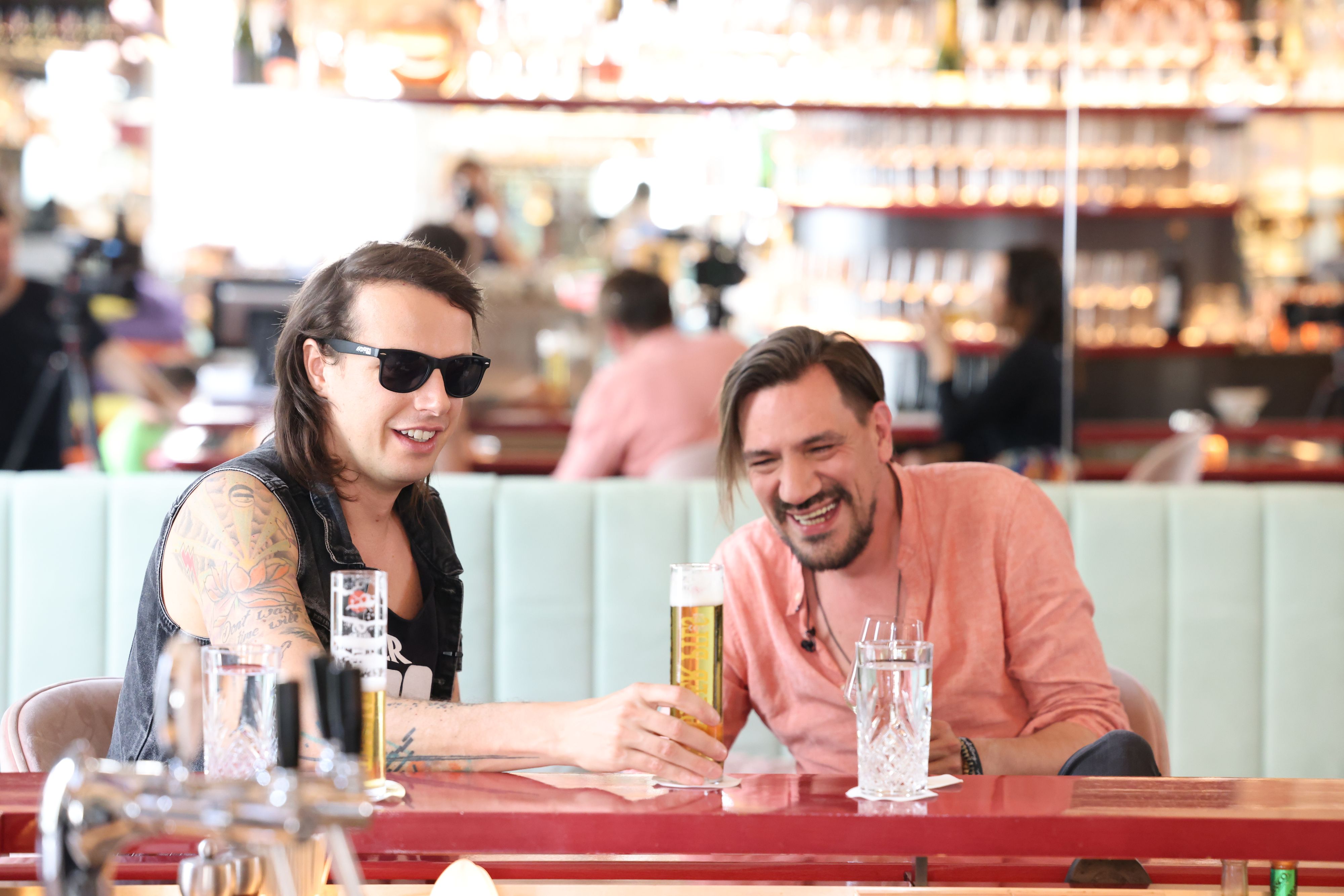 Stani trinkt kein Bier – da hilft Marco Pogo natürlich gerne. 