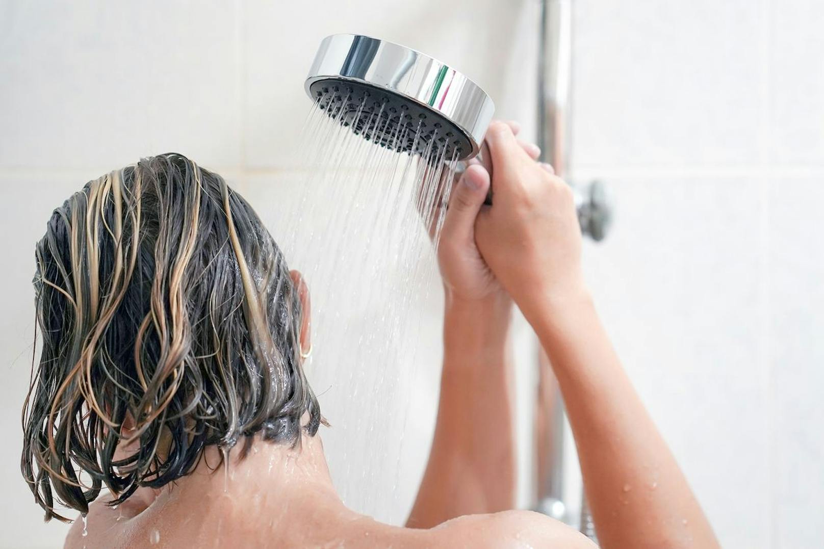 Deinen Bauchnabel kannst du am besten unter der Dusche säubern. Nach außen gewölbte Nabel sind einfach zu reinigen. Es reicht förmlich ein warmer Duschstrahl, der danach mit einem Tuch trocken gewischt wird. Achte darauf, dass keine Feuchtigkeit an deinen Hautfalten haften bleibt.