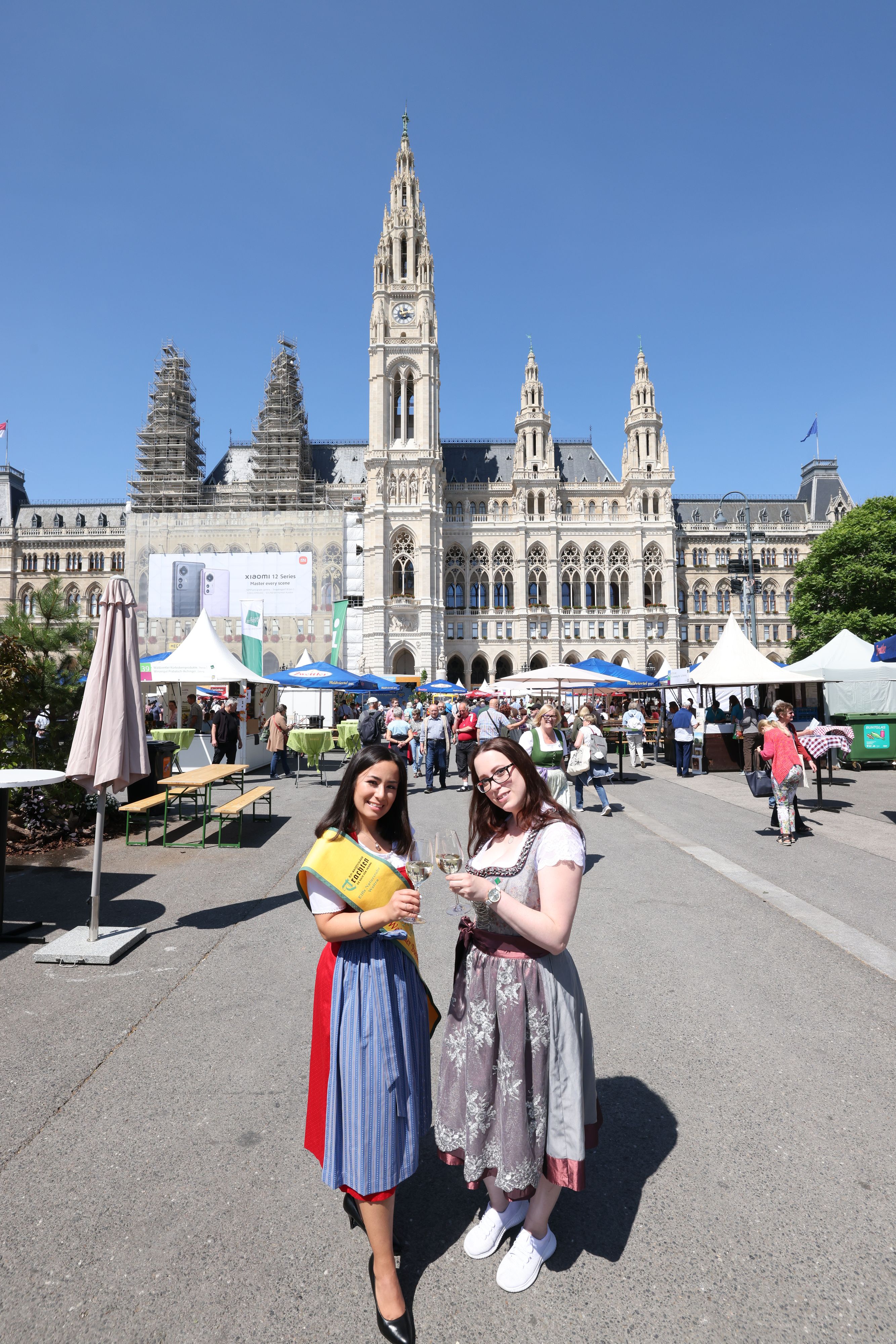 Hopfenprinzessin Vanessa und Kerstin (v.li.) stoßen auf die Eröffnung des 