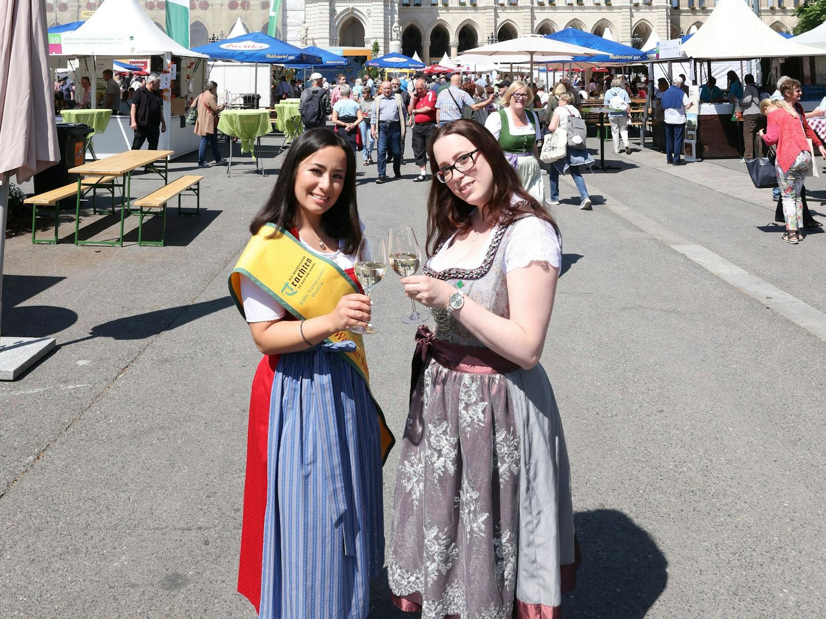 Hopfenprinzessin Vanessa und Kerstin (v.li.) stoßen auf die Eröffnung des "waldviertelpur"-Festivals an. Drei Tage lang wird am Rathausplatz gefeiert.