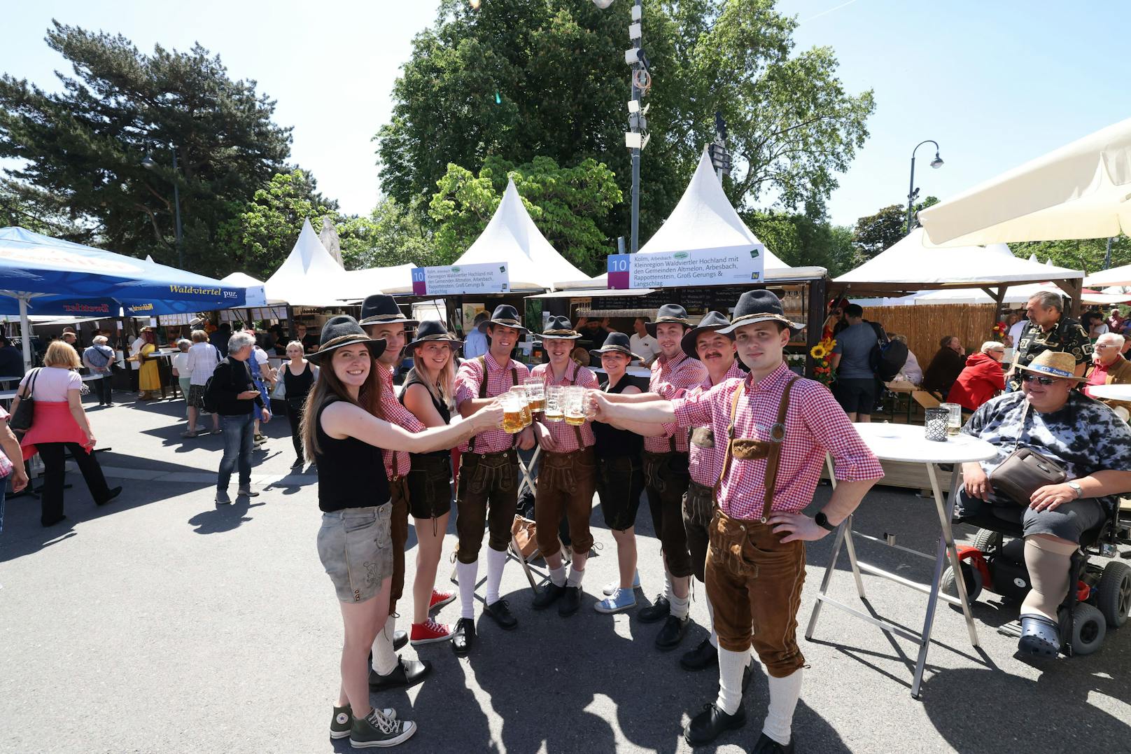 Prost! Die ersten Gäste stoßen auf das Waldviertel an.