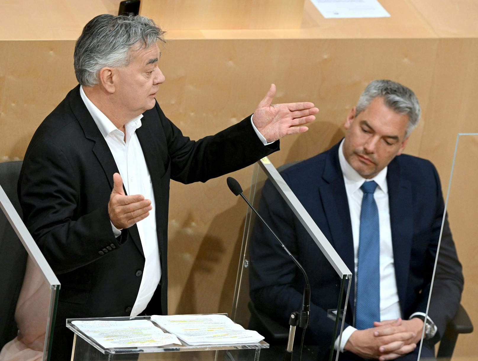 Vizekanzler Werner Kogler und Bundeskanzler Karl Nehammer hatten alle Mühe, die neue Regierung im Nationalrat vorzustellen.
