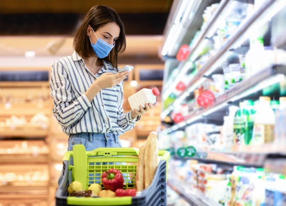 Eine junge Frau beim Einkauf im Supermarkt. (Symbolbild)