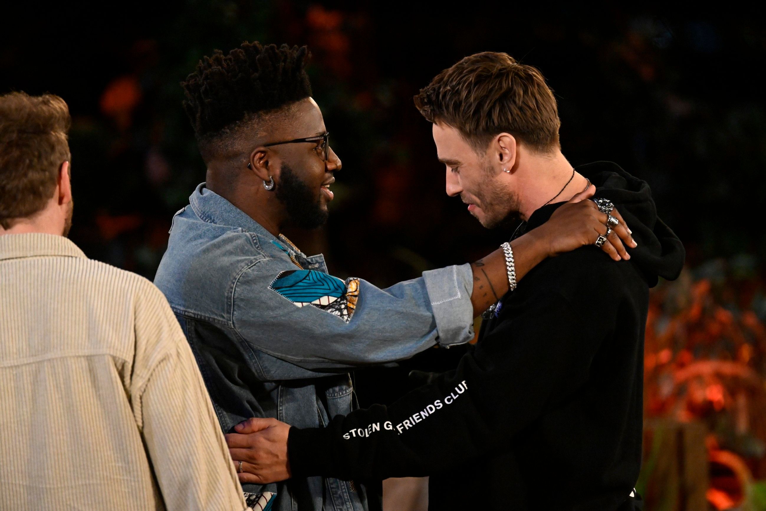 Kelvin Jones und Clueso nehmen sich in den Arm