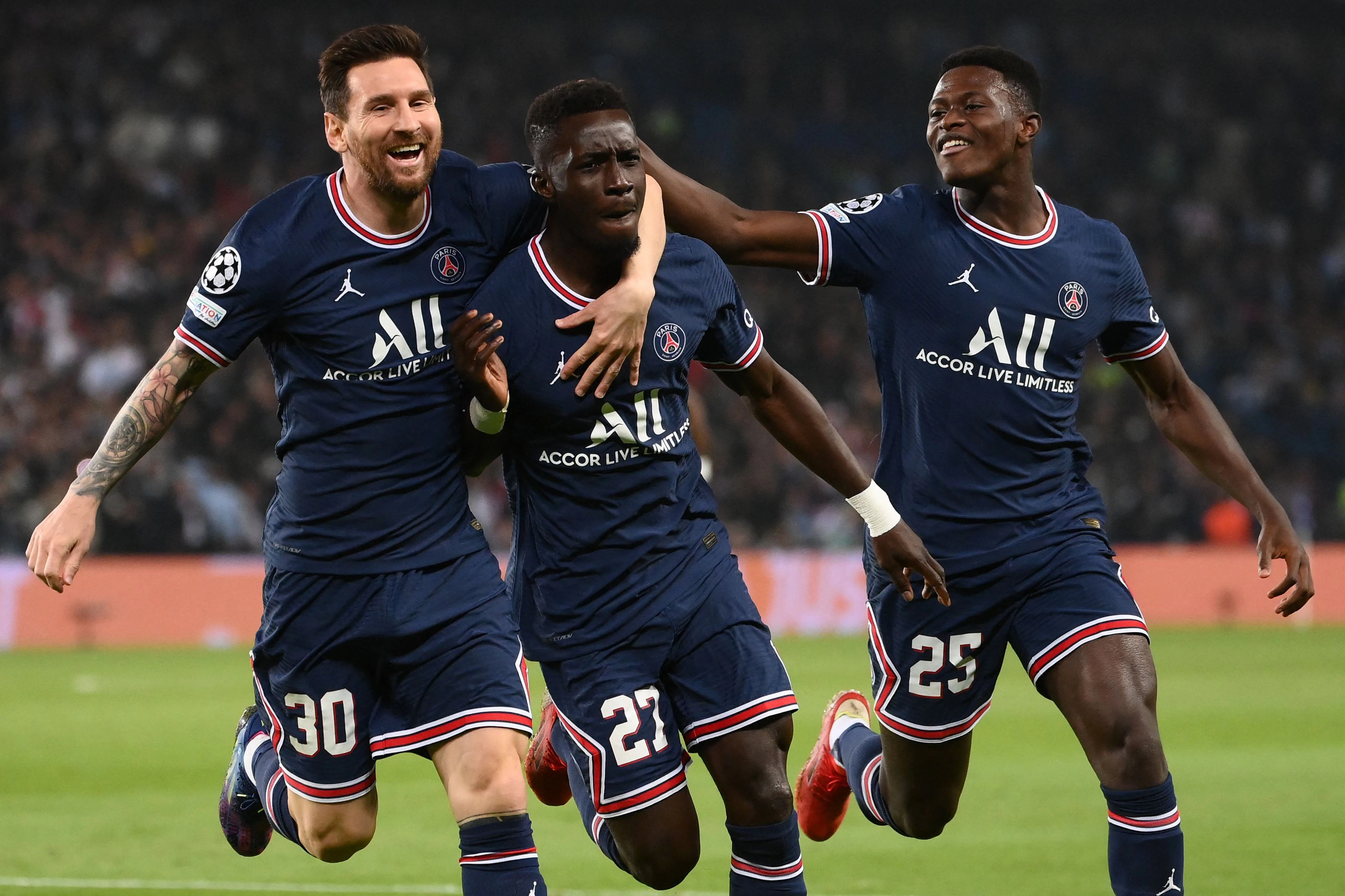 Idrissa Gueye (Mitte) wollte nicht in einem Trikot mit Regenbogen-Nummer auflaufen. 