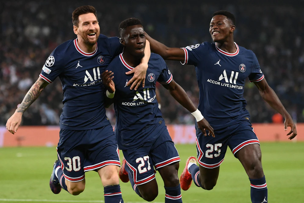 Idrissa Gueye (Mitte) wollte nicht in einem Trikot mit Regenbogen-Nummer auflaufen. 