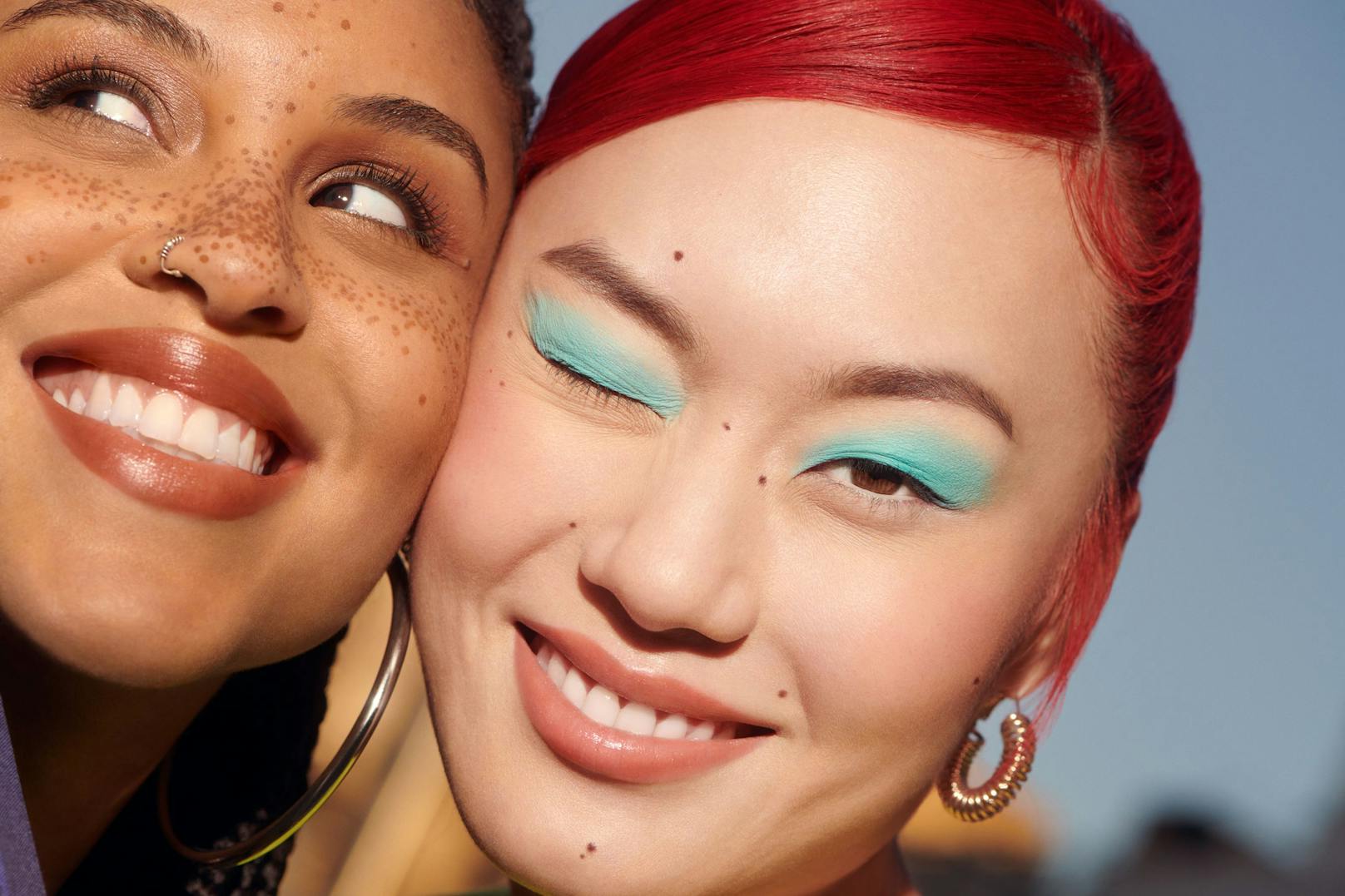 Kicki Yang Zhang (rechts im Bild), eine kreative Make-up Artistin, die dafür bekannt ist, ihr Gesicht als Leinwand zu verwenden.