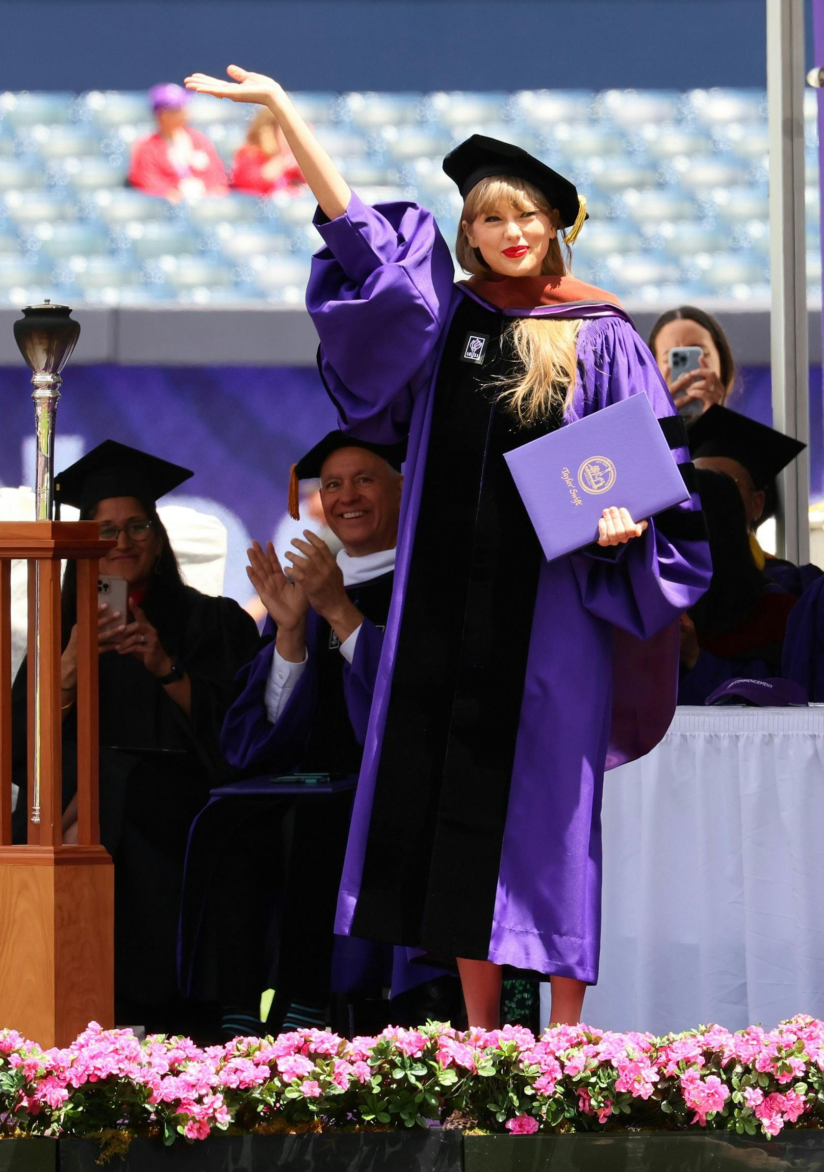 Taylor Swift bekommt von der University von New York die Ehrendoktorwürde verliehen.