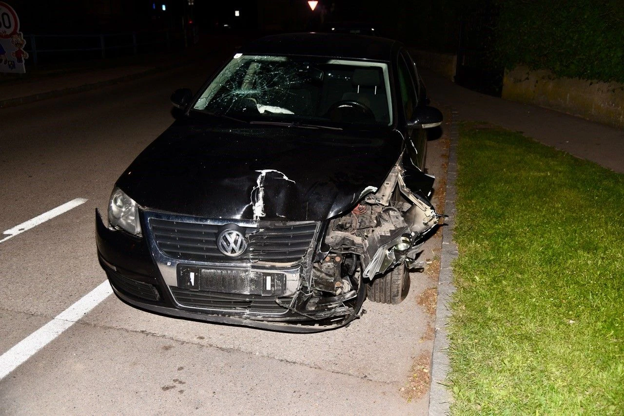 Die Lenkerin zischte nach dem Unfall mit Freunden ab.