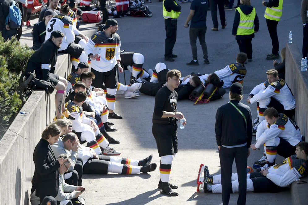 Die deutschen Spieler warten vor der Halle.
