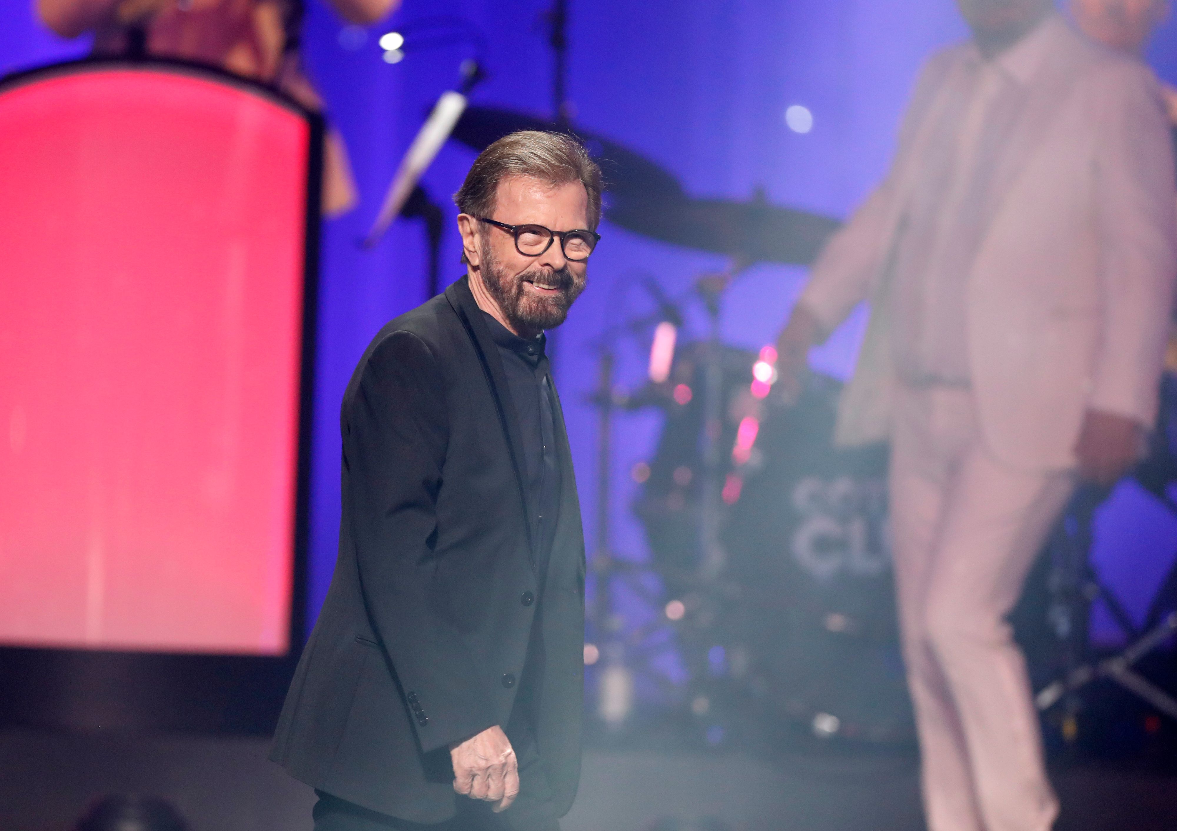 Download von www.picturedesk.com am 19.05.2022 (15:34).  Bjorn Ulvaeus receives the award "Song of the Year" for "Don´t Shut Me Down" with ABBA during the QX Gay Gala at Cirkus in Stockholm, Sweden, April 25, 2022 .Photo: Christine Olsson / TT code 10430 - 20220425_PD11644 - Rechteinfo: Rights Managed (RM)