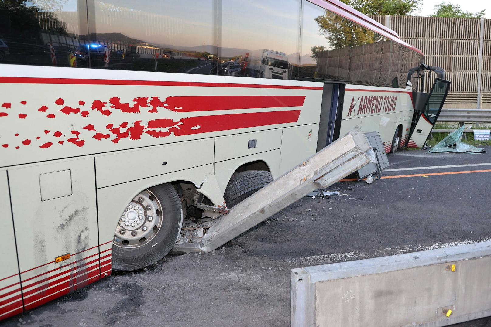 Verkehrsunfall mit einem Reisebus auf der Westautobahn auf Höhe Eugendorf/Salzburg in Fahrtrichtung Wien.