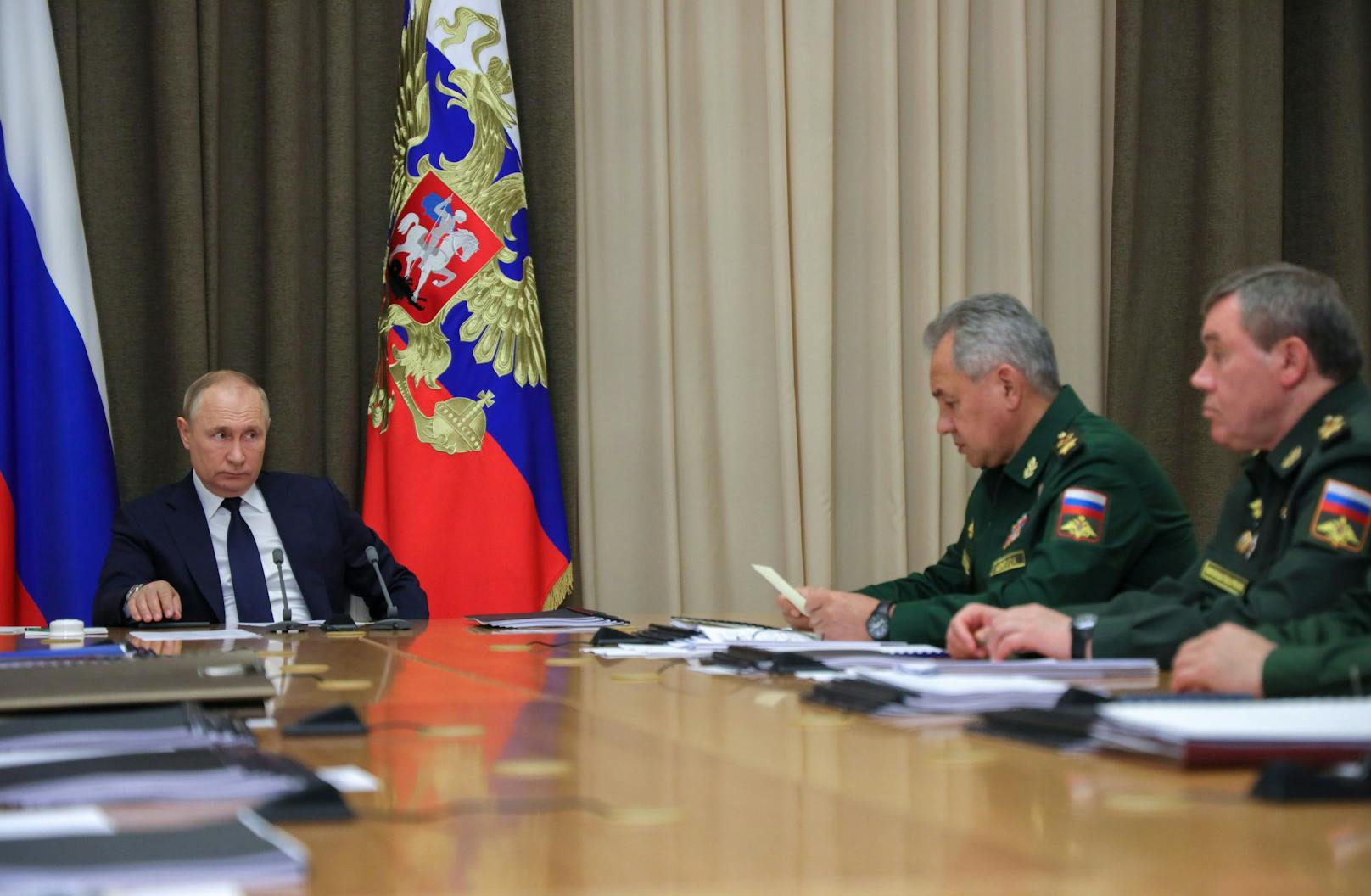 Russlands Präsident Wladimir Putin dürfte mit der Leistung seiner Armee aktuell wenig zufrieden sein. Im Bild mit Verteidigungsminister Schoigu und Generalstabschef Gerassimow.
