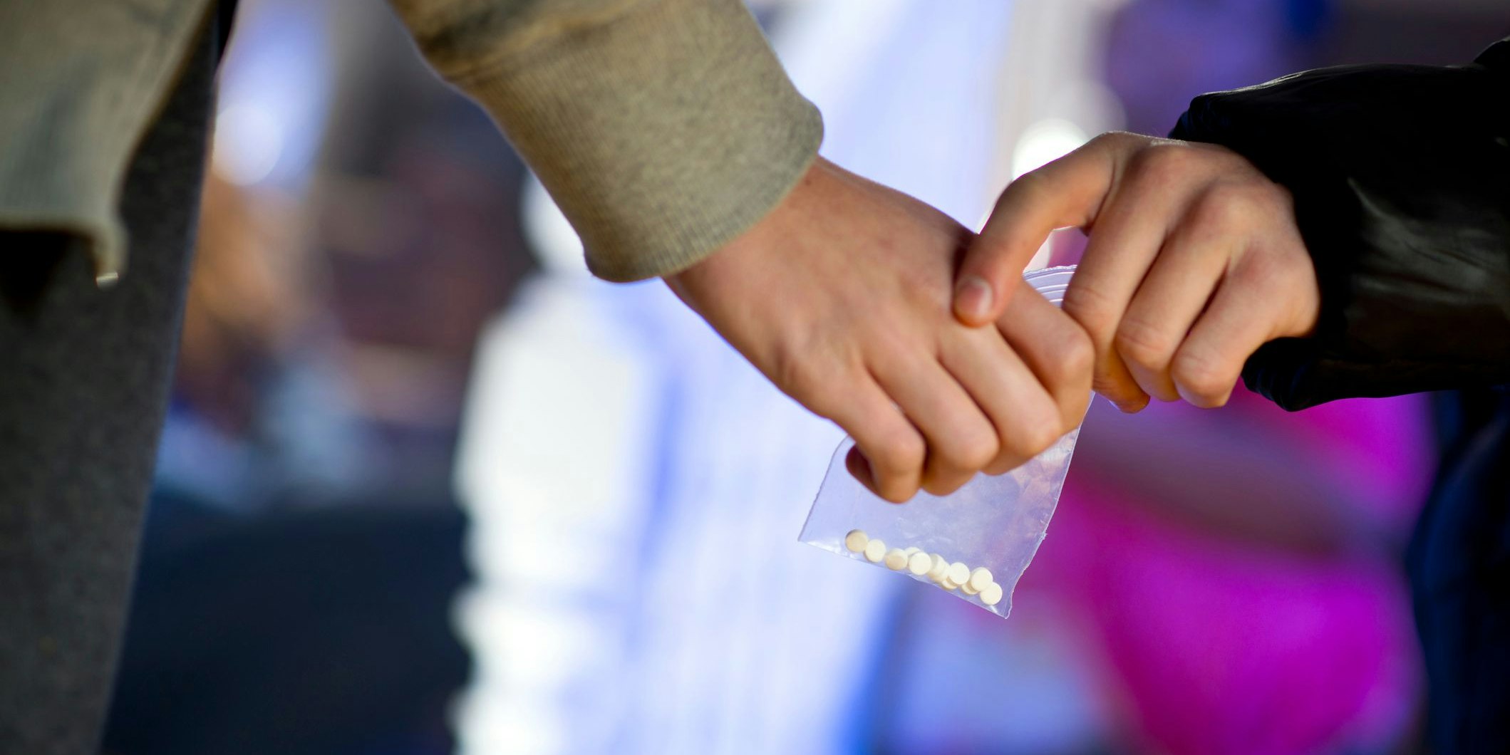 Zwei Jahre lang soll der 22-Jährige gewinnbringend Tabletten weiterverkauft haben. (Symbolbild)