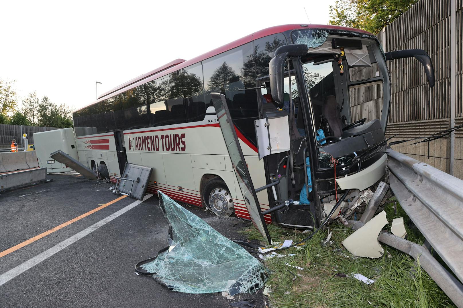 Balkan-Bus crasht auf Westautobahn – 20 Verletzte
