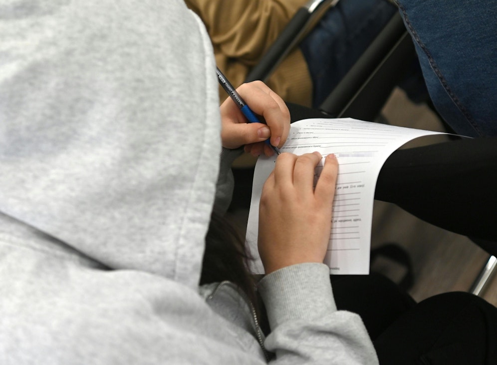 Eine Wiederholungsprüfung im Herbst gibt es sowieso, aber vielleicht auch eine Geld- oder Haftstrafe für die 18-Jährige.