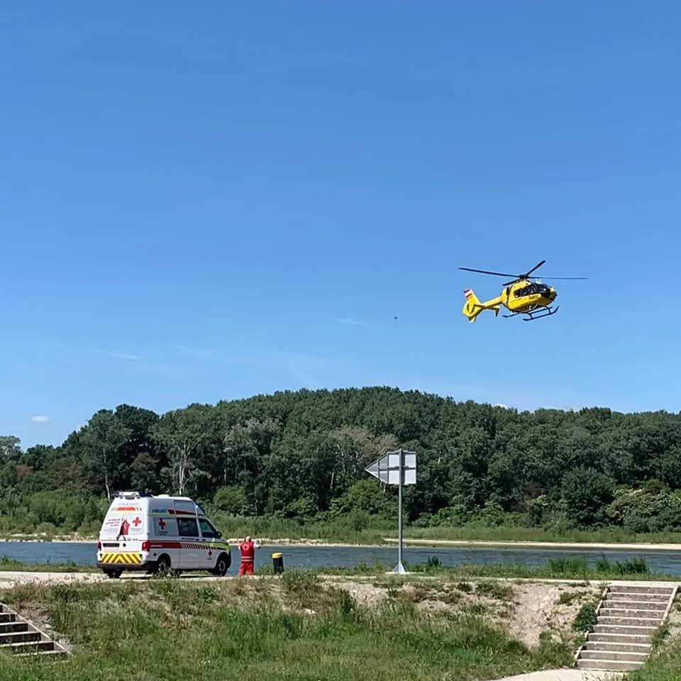 Zahlreiche Einsatzkräfte suchten nach der in der Donau treibenden Person.