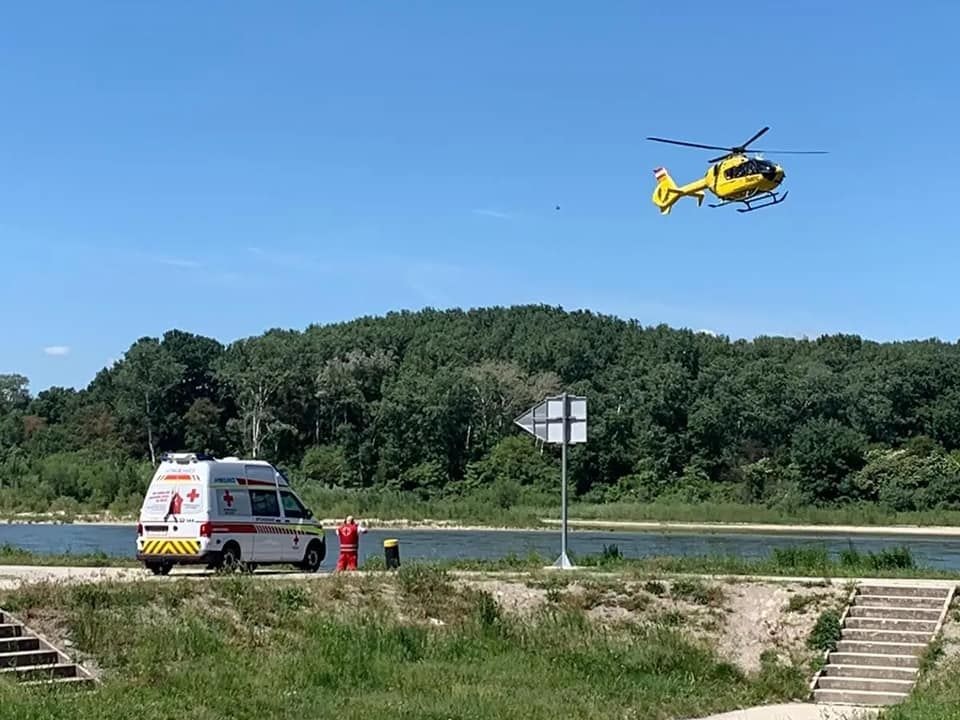 Zahlreiche Einsatzkräfte suchten nach der in der Donau treibenden Person.