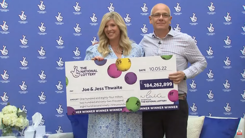 Jess und Joe Thwaite sind auf einen Schlag um 216 Millionen Euro reicher geworden.