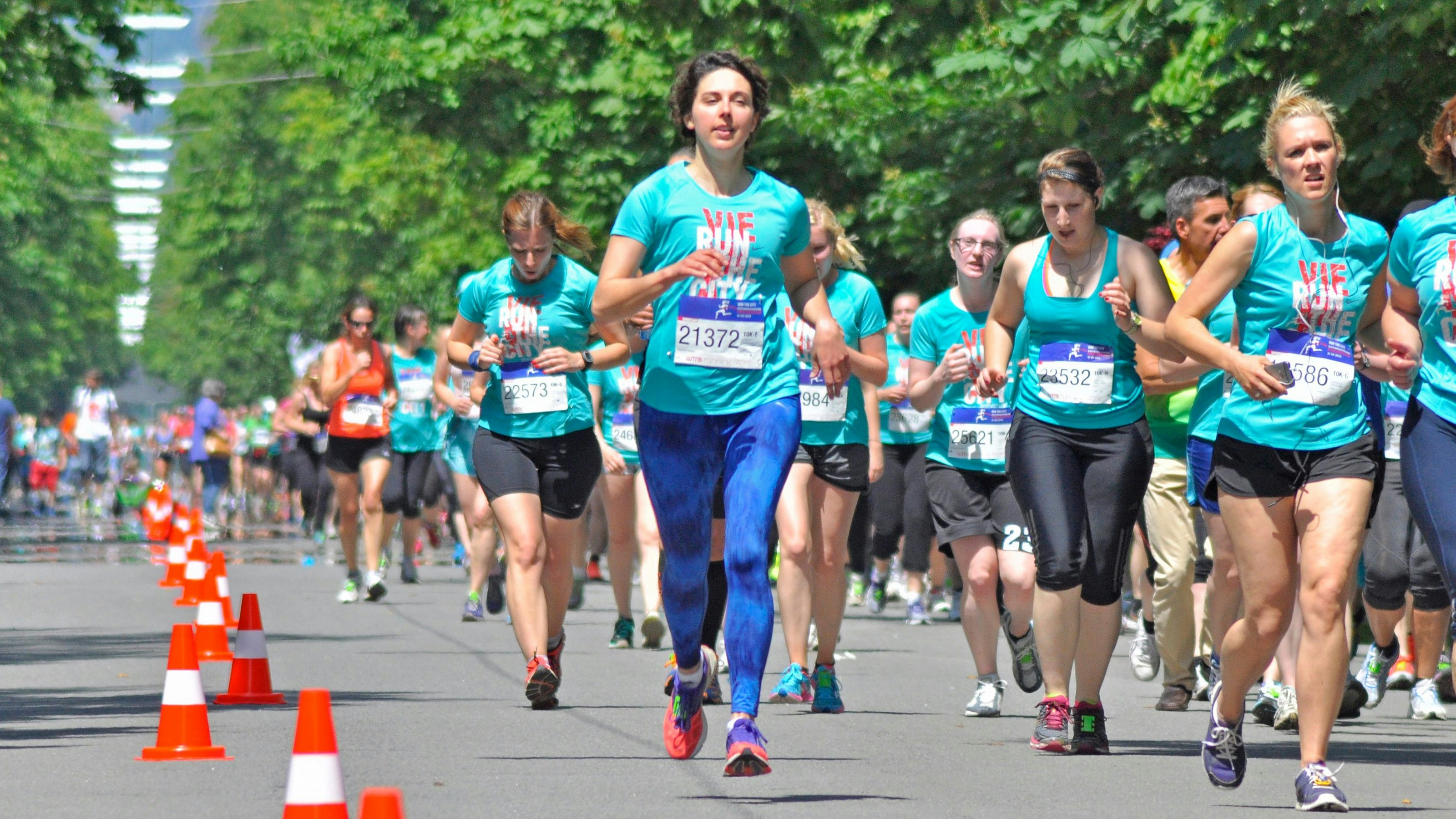 Download von www.picturedesk.com am 19.05.2022 (12:07).  Frauenlauf im Wiener Prater am 31.05.2015. Veranstaltung, Sportveranstaltung, 33.139 Läuferinnen am Start, Laufsport, Wettbewerb, Hauptallee, Wien, Österreich . - 20150531_PD5040 - Rechteinfo: Rights Managed (RM)