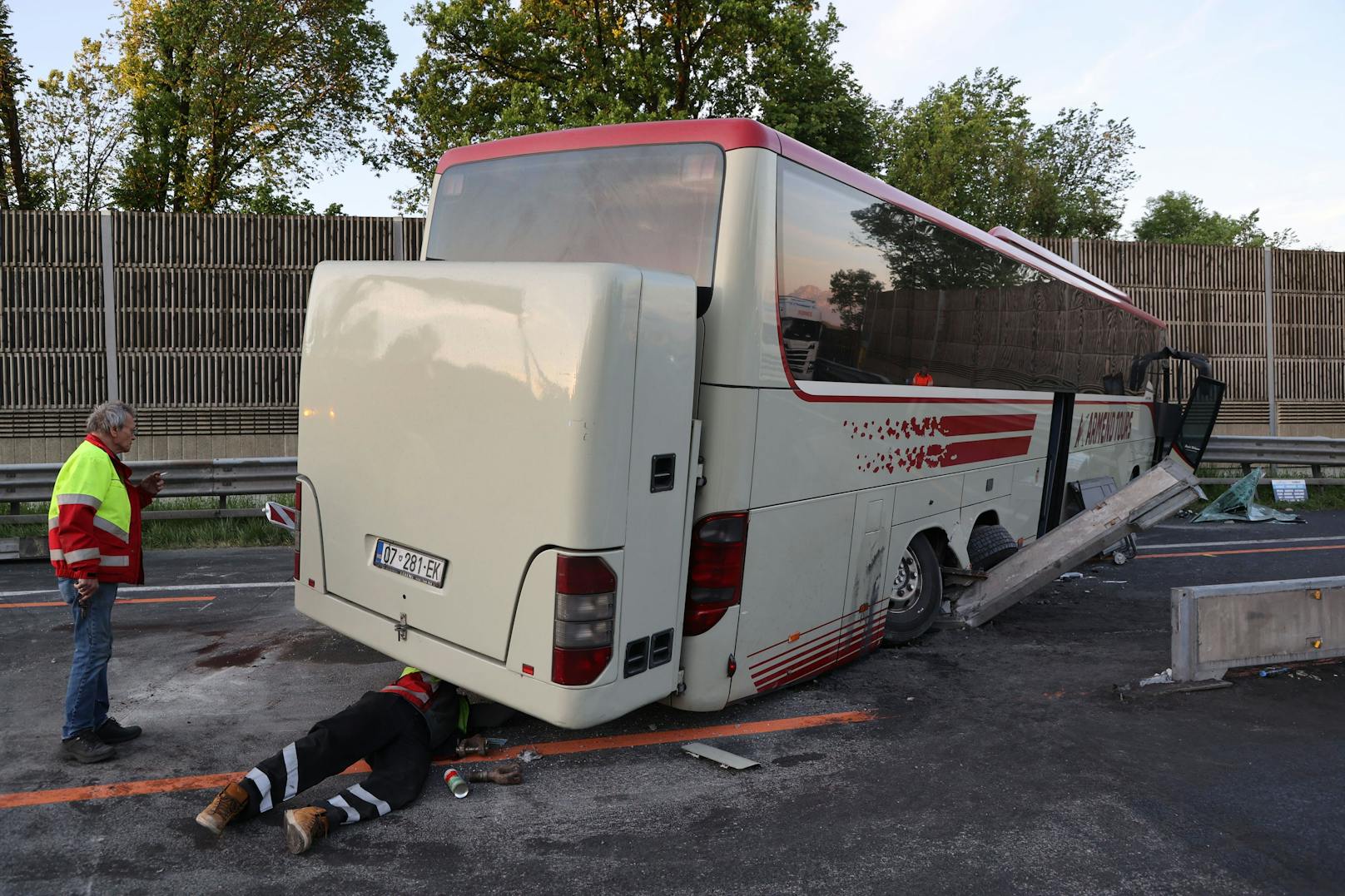 Verkehrsunfall mit einem Reisebus auf der Westautobahn auf Höhe Eugendorf/Salzburg in Fahrtrichtung Wien.