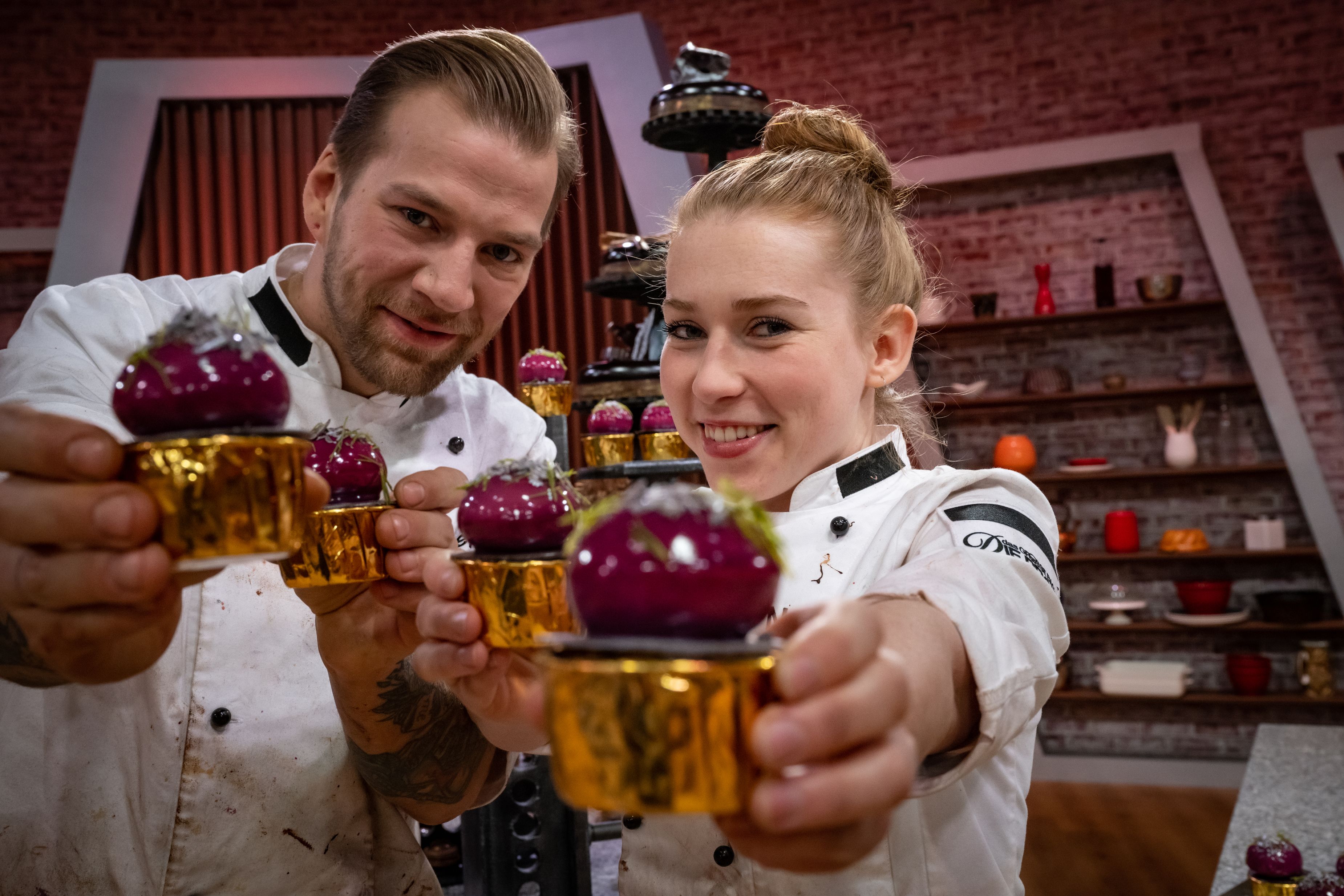 Titel: Das große Backen - Die Profis 22; Staffel: 4; Folge: 4; Person: Michael; Natalie; Copyright: SAT.1/Claudius Pflug; Fotograf: Claudius Pflug; Dateiname: 2456374.jpg; Rechtehinweis: Dieses Bild darf bis eine Woche nach Ausstrahlung honorarfrei fuer redaktionelle Zwecke und nur im Rahmen der Programmankuendigung verwendet werden. Spaetere Veroeffentlichungen sind nur nach Ruecksprache und ausdruecklicher Genehmigung der Seven.One Entertainment Group GmbH moeglich. Nicht fuer EPG! Verwendung nur mit vollstaendigem Copyrightvermerk. Das Foto darf nicht veraendert, bearbeitet und nur im Ganzen verwendet werden. Es darf nicht archiviert werden. Es darf nicht an Dritte weitergeleitet werden. Aneinanderreihung/Zusammenlegung/Kopplung von Bildern zum Zweck der Erstellung von Slide-Shows o.ä. nicht gestattet; Verbindung/Einfügen/Anfügen von Werbung nicht gestattet.  Bei Fragen: foto@seven.one Voraussetzung fuer die Verwendung dieser Programmdaten ist die Zustimmung zu den Allgemeinen Geschaeftsbedingungen der Presselounges der Sender der Seven.One Entertainment Group GmbH. 