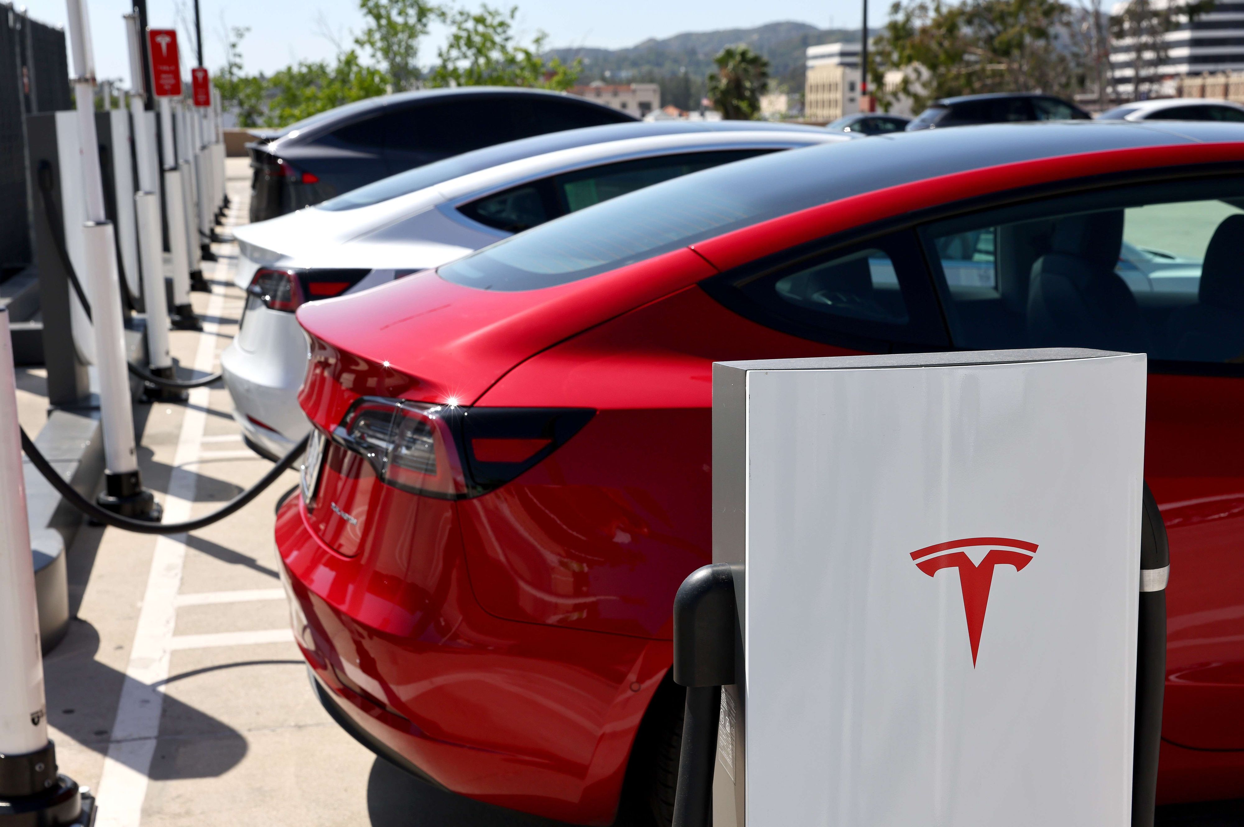 Download von www.picturedesk.com am 19.05.2022 (11:54).  PASADENA, CALIFORNIA - APRIL 14: Tesla cars recharge at a Tesla Supercharger station on April 14, 2022 in Pasadena, California. California has unveiled a proposal which would end the sale of gasoline-powered cars requiring all new cars to have zero emissions by 2035. Mario Tama/Getty Images/AFP.== FOR NEWSPAPERS, INTERNET, TELCOS & TELEVISION USE ONLY == - 20220414_PD11531 - Rechteinfo: Rights Managed (RM) Fotografische Urheberrechte sind garantiert. Der Kunde selbst hat insbesondere die Persönlichkeitsrechte der abgebildeten Personen in eigener Verantwortung zu beachten (AGBs Punkt 5). Nur für redaktionelle Nutzung durch Tageszeitungen und Onlinemedien!