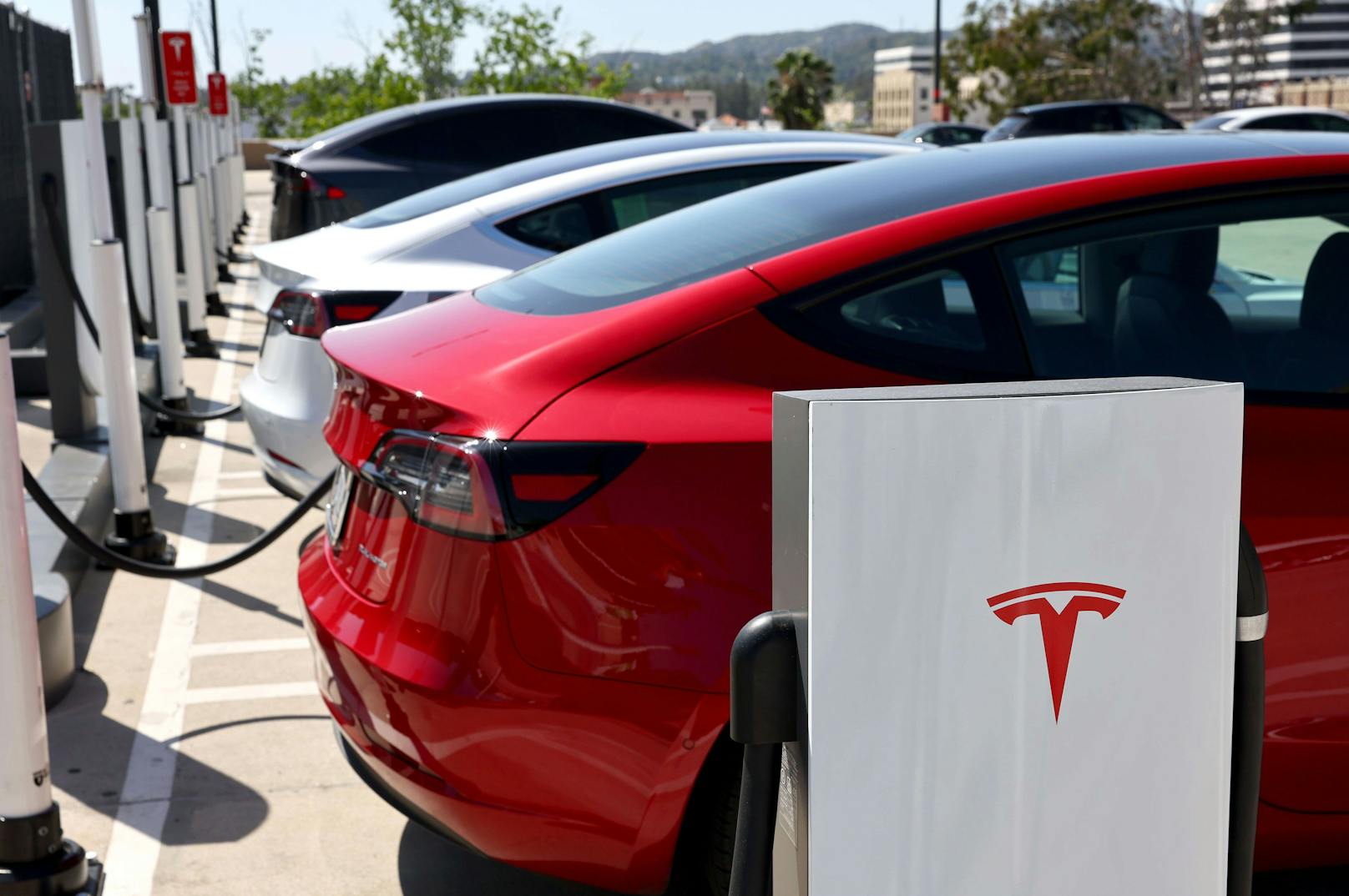 An diesen Tesla-Stationen können nun alle E-Autos laden – Motor