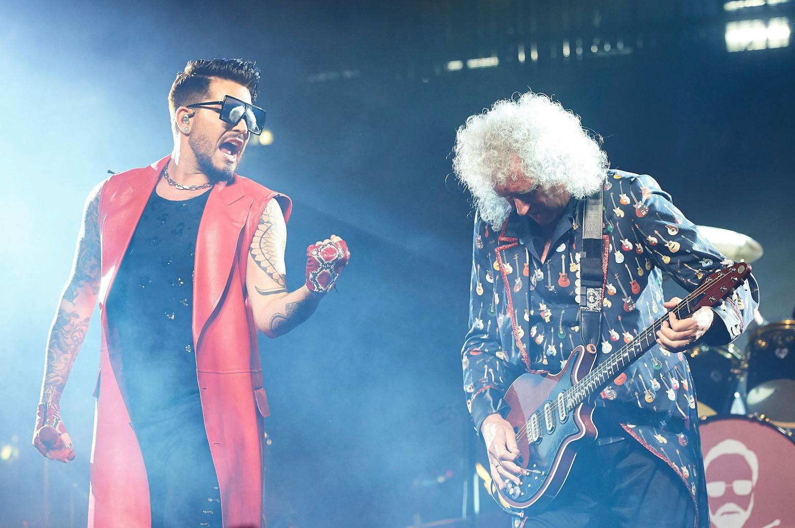 Adam Lambert und Brian May von Queen werden dem Publikum einheizen.