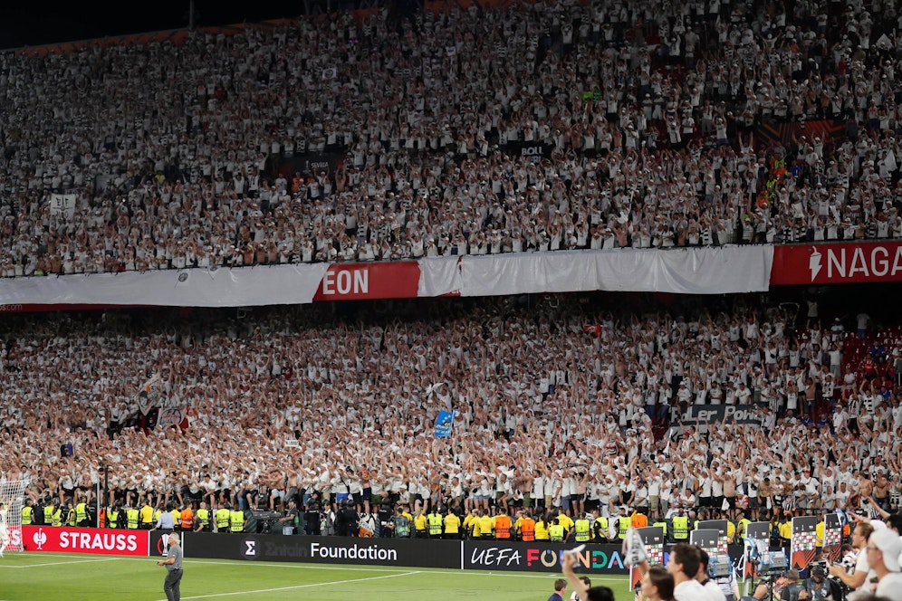 Ein Capo der Frankfurter Ultras stürzte während des Europa-League-Spiels von der Tribüne. 