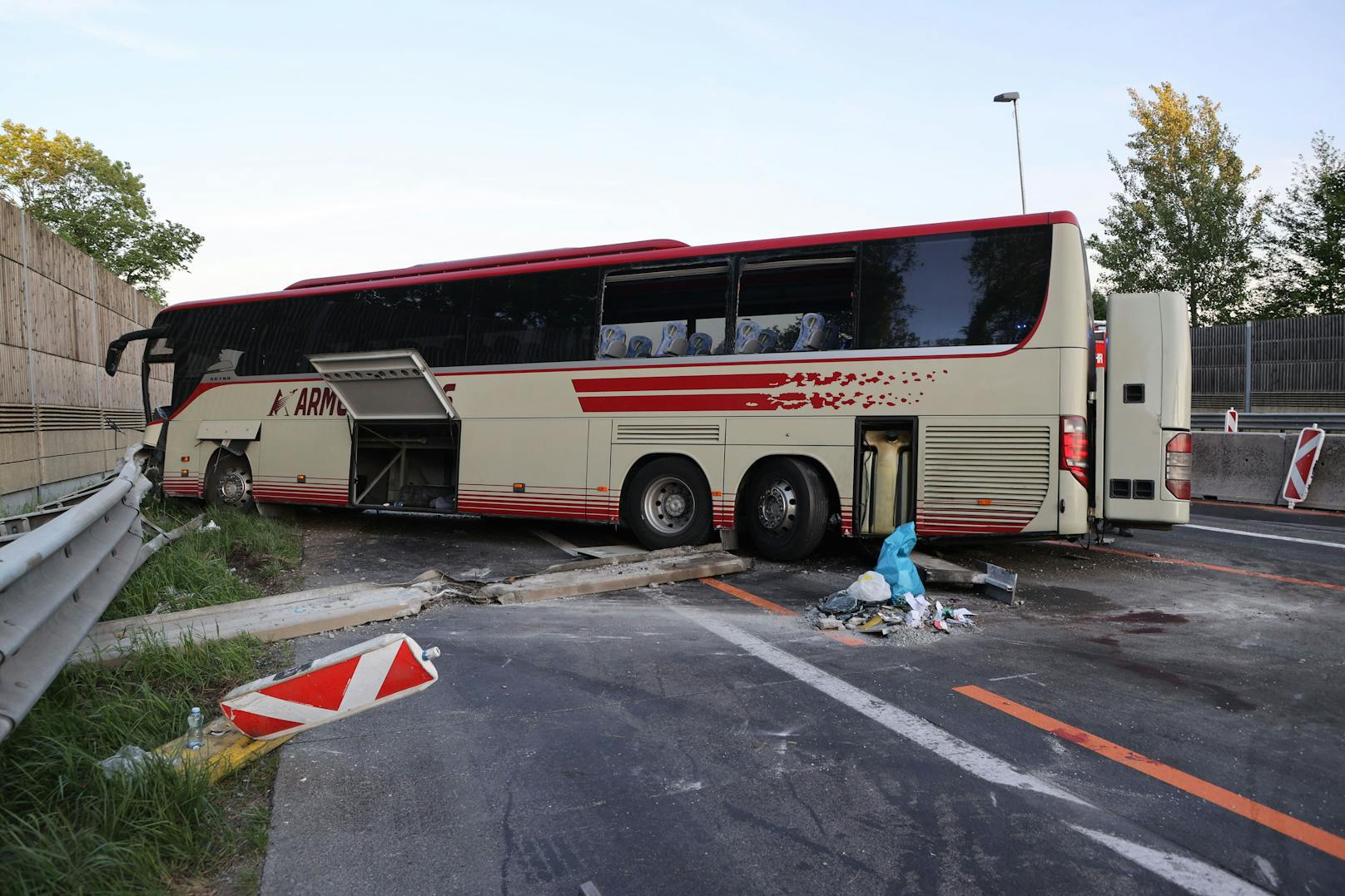 Bus-Crash auf A1 – 5 Schwerverletzte nach Überhol-Manöver