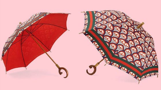 Dieser Schirm schützt nicht vor dem Regen, sondern vor der Sonne, wie das Luxushaus ganz klar beschreibt.