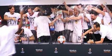 Die Eintracht-Stars stürmten die Pressekonferenz von Coach Oliver Glasner. 