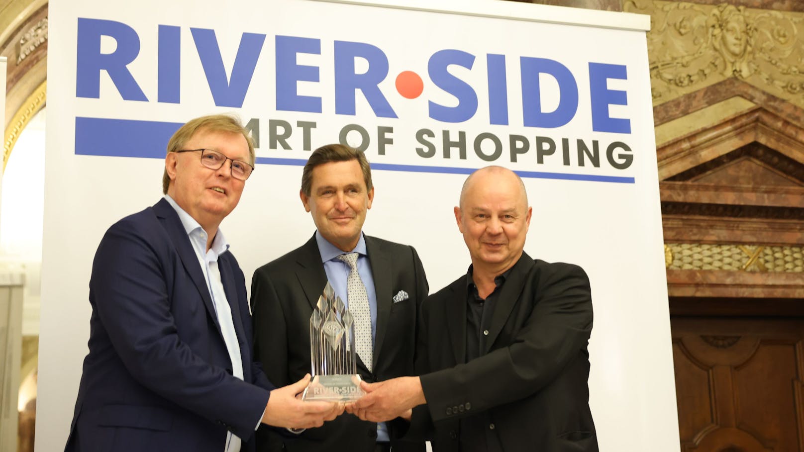 "Riverside"-Chef Peter Schaider, Wirtschaftsstadtrat Peter Hanke und Joachim Will vom Wiesbadener Forschungsinstitut ecostra (v.li.)