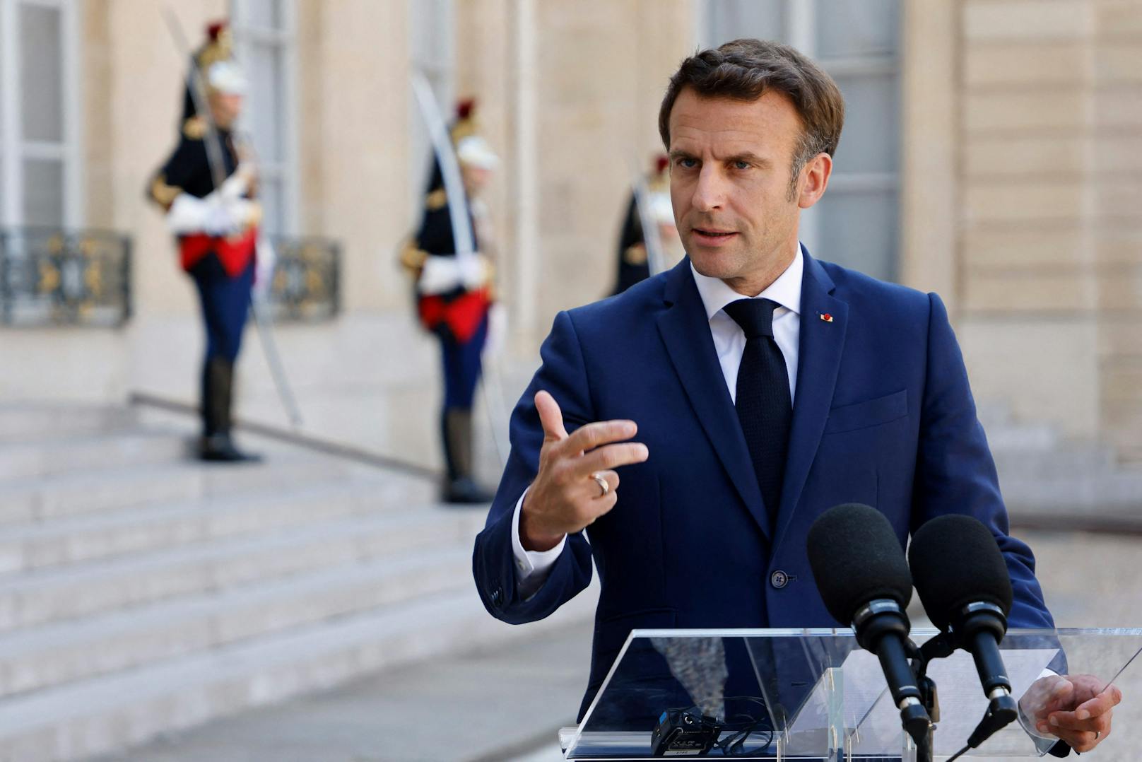 Emmanuel Macron hat sein Wahlversprechen, die Rundfunkgebühr abzuschaffen, umgesetzt.