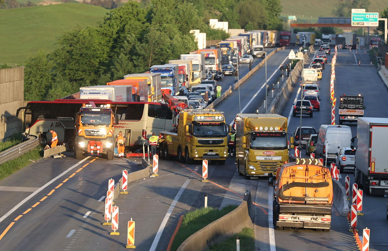 Verkehrsunfall mit einem Reisebus auf der Westautobahn auf Höhe Eugendorf/Salzburg in Fahrtrichtung Wien.