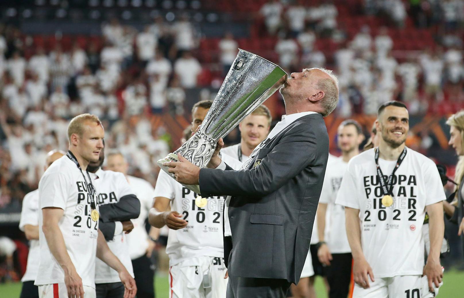 Frankfurts Vereinspräsident Peter Fischer machte seine Ankündigung, aus dem Pokal zu trinken, wahr. 