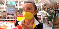 Verkäuferin bricht Schweigen und packt zu Maske aus