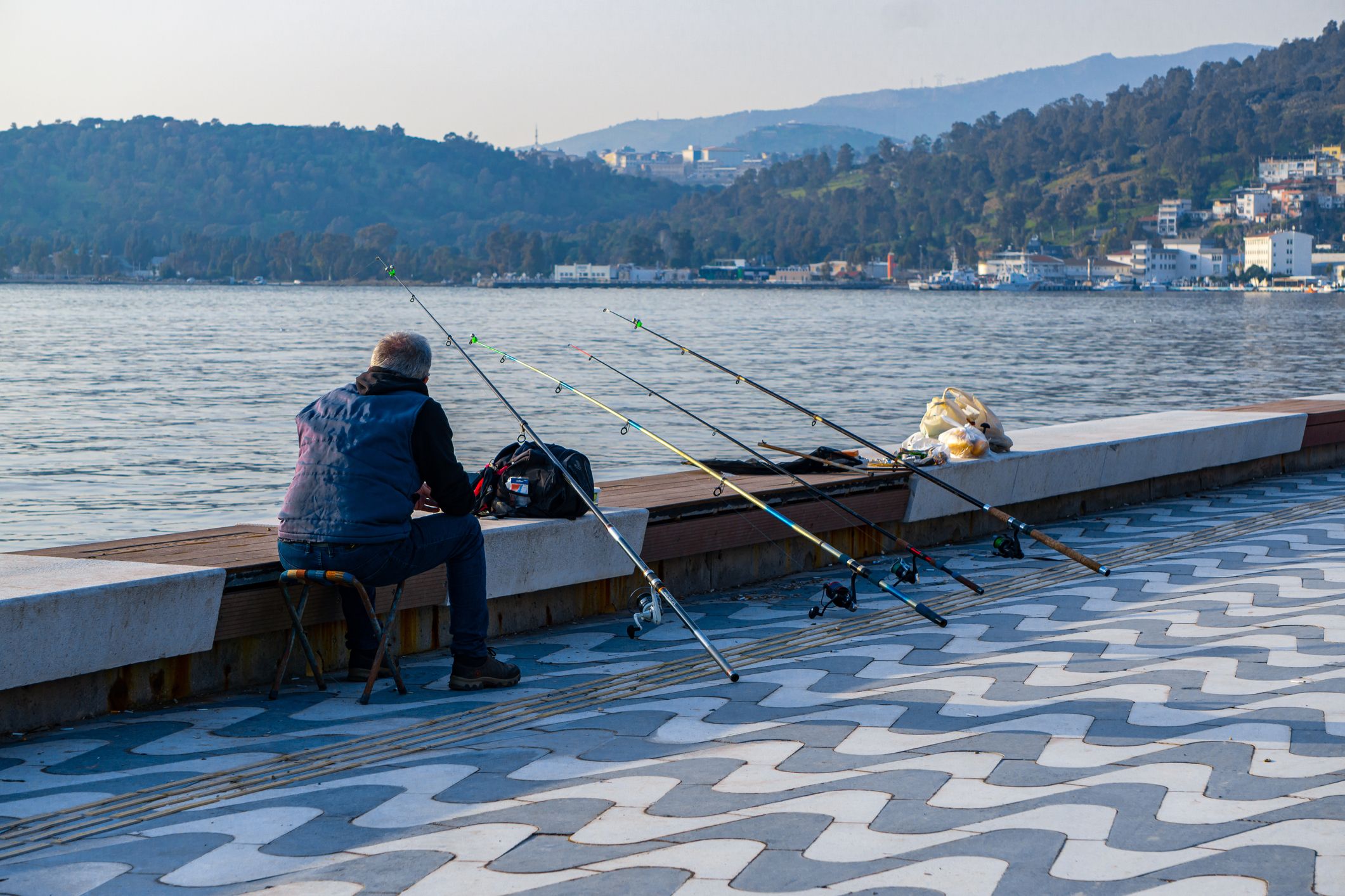 Das junge Paar wollte an einem Pier in Izmir fischen.