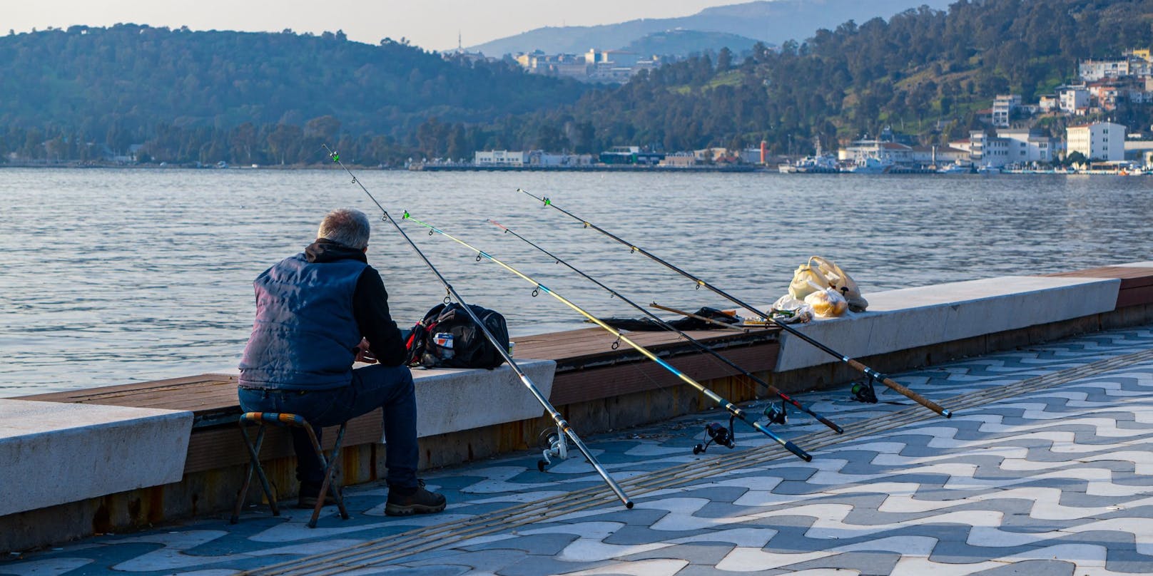Das junge Paar wollte an einem Pier in Izmir fischen.