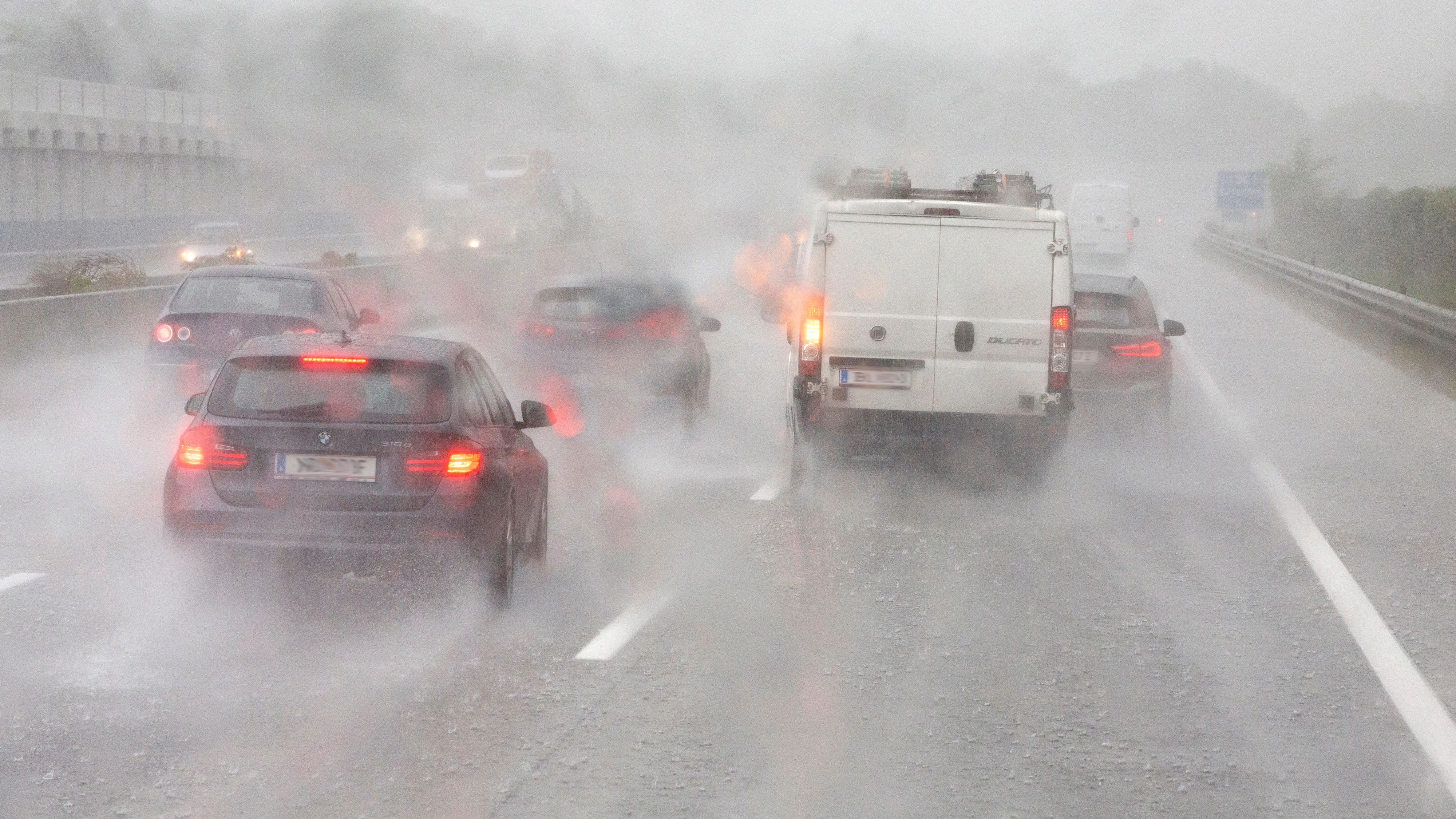 Autobahn-Verkehr bei Regen in Österreich.