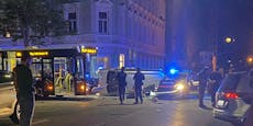Polizeiauto mit Blaulicht kracht in Pkw, schießt Bus ab