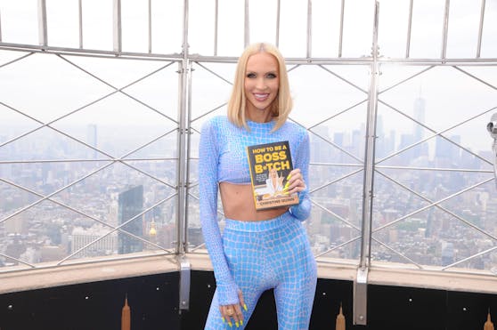 Christine Quinn promotet gerade ihr Buch "How to be a Boss B*tch" und wagte sich dazu hoch hinauf aufs Empire State Building in New York.