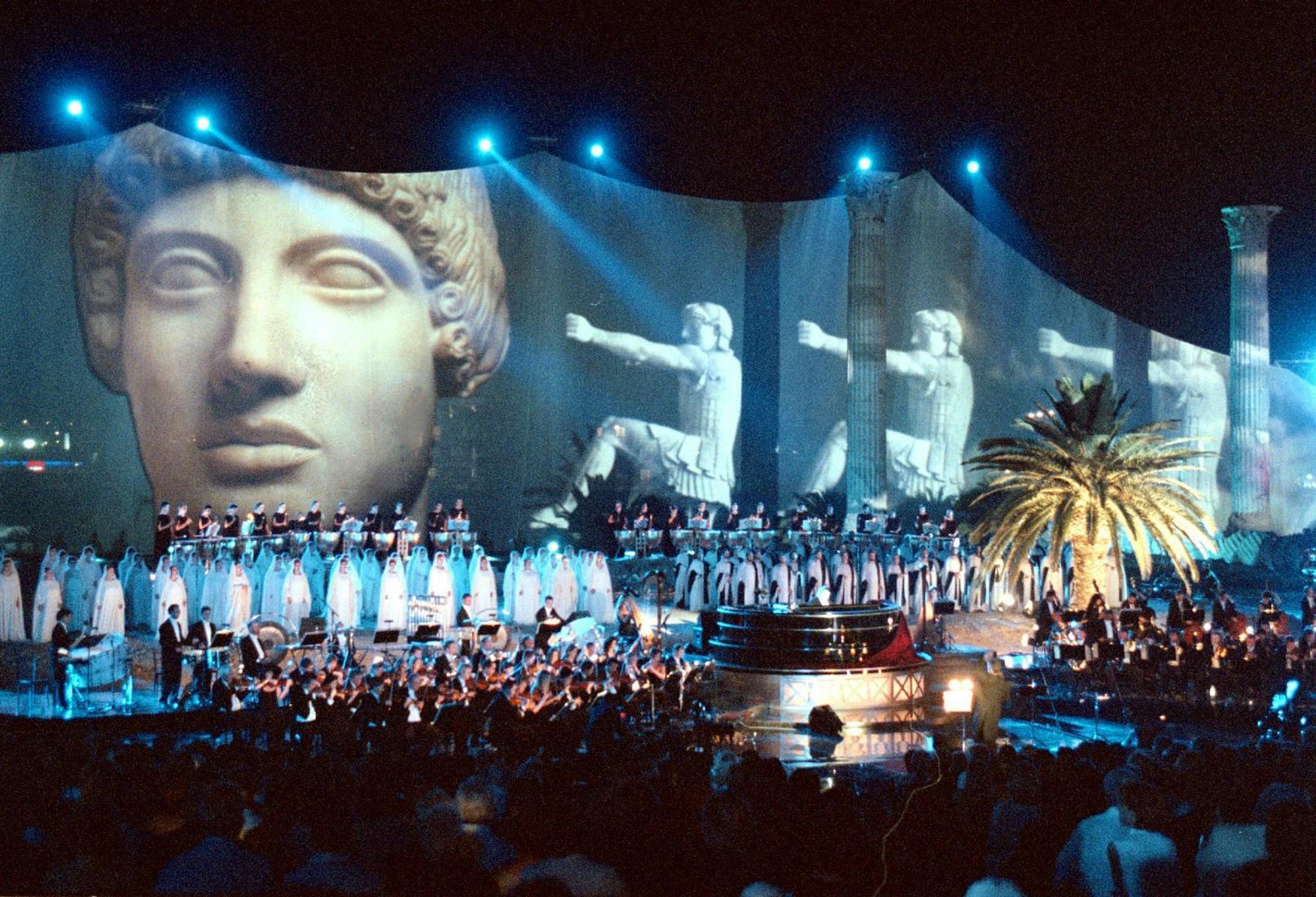 Vangelis Papathanasiou während seines gewaltigen "Mythodea"-Konzertes im Tempel des Zeus in Athen.