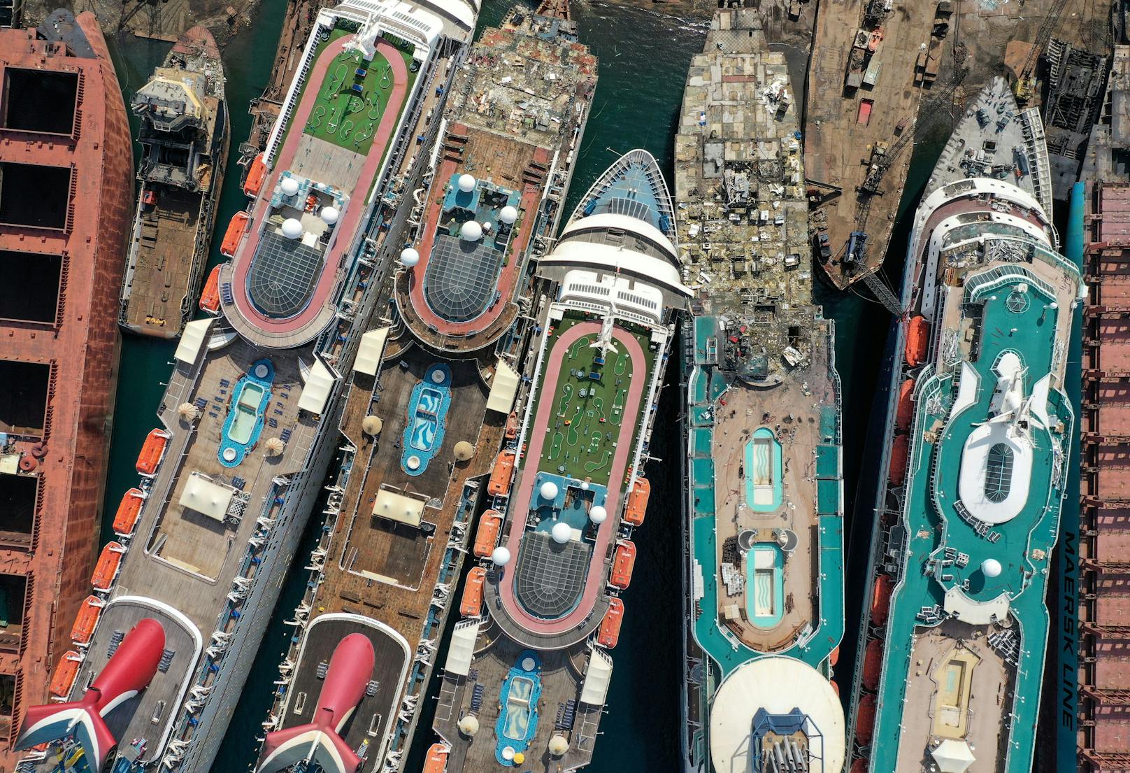 Ein Drohnenbild zeigt die stillgelegten Kreuzfahrtschiffe in Aliaga.