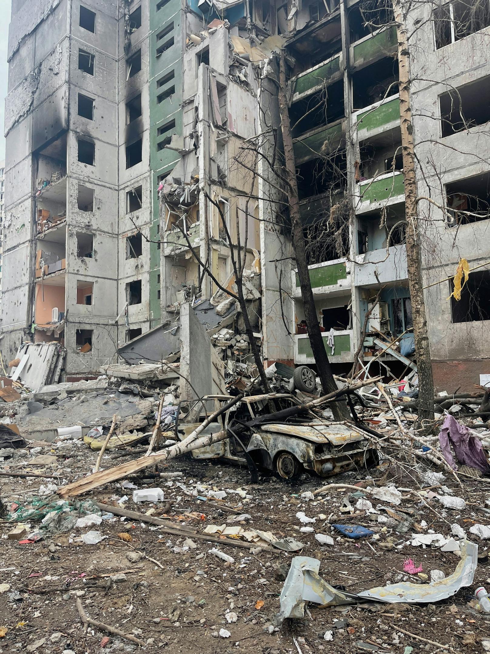 Bild von einem zerbombten Haus in der Ukraine.