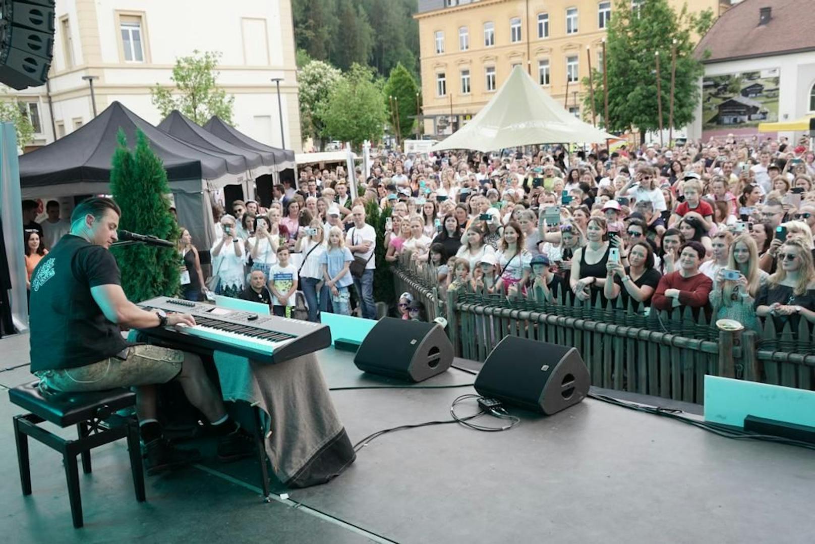 Andreas Gabalier stellte am Rathausplatz von Bruneck nicht nur seine neue Single "Südtirol" vor, sondern schwang auch den Kochlöffel.