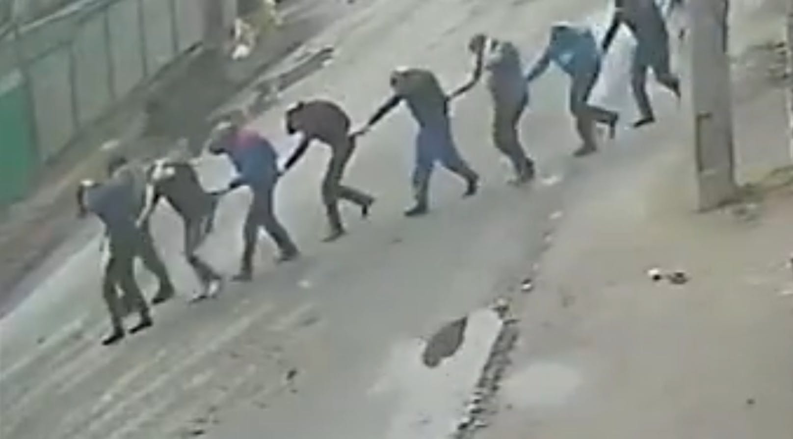 Eine Überwachungskamera filmte mit, wie die gefangenen Ukrainer von russischen Soldaten über eine Straße in Butscha geführt werden.