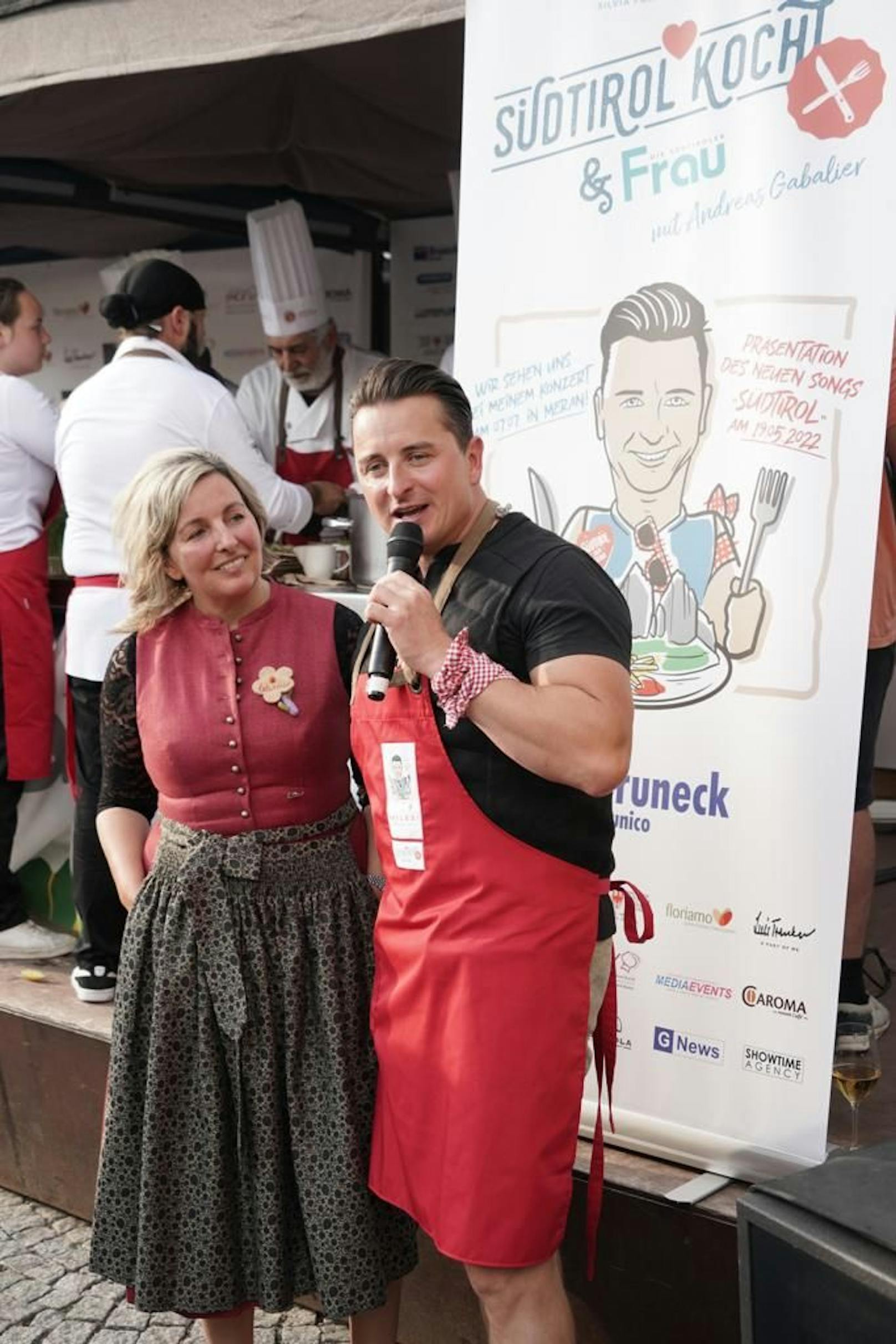 Auch mit Küchenschürze macht Andreas noch eine tolle Figur (links:&nbsp;Moderatorin <strong>Silvia Fontanive)</strong>
