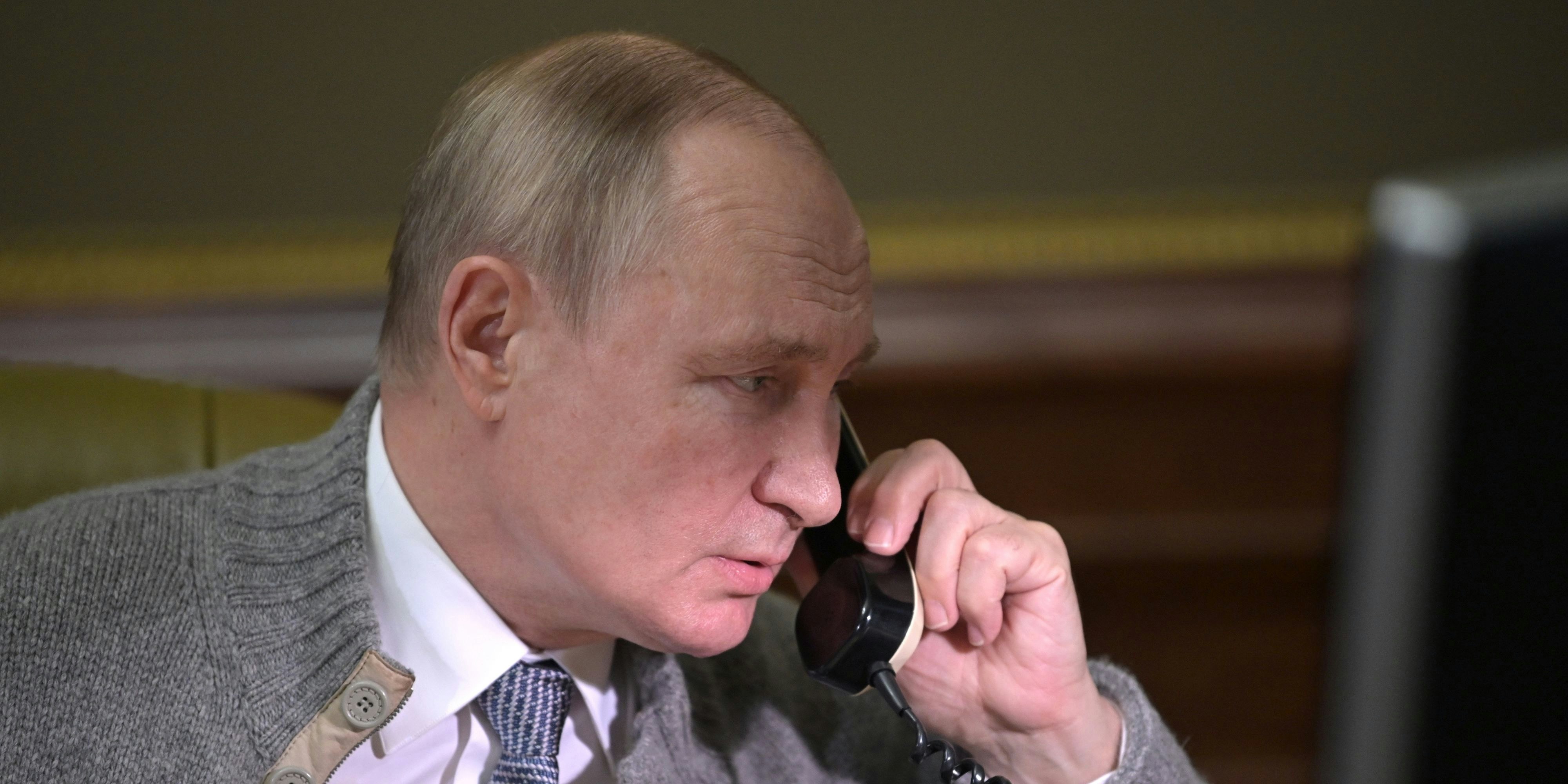 Download von www.picturedesk.com am 20.05.2022 (14:59).  ST PETERSBURG, RUSSIA - DECEMBER 27, 2021: Russia's President Vladimir Putin talks by phone to participants in the Wishing Christmas Tree charity event from Strelna's Konstantin Palace. Alexei Nikolsky/Russian Presidential Press and Information Office/TASS - 20211227_PD1463 - Rechteinfo: Rights Managed (RM)